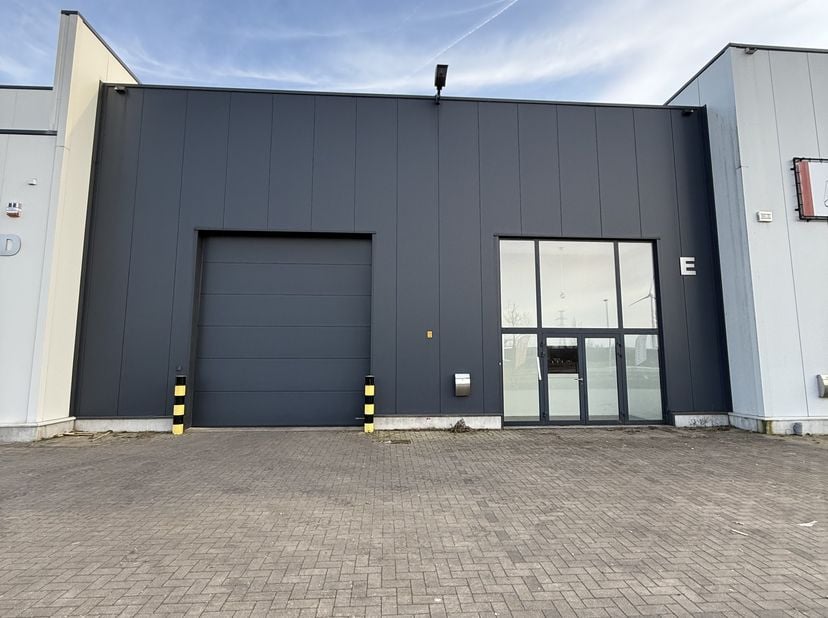 HALL INDUSTRIEL RÉCENT (2014) D&#039;UNE SUPERFICIE DE 748M², UNE ZONE DE BUREAUX AVEC SANITAIRES. SITUÉ DANS LE CENTRE D&#039;AFFAIRES BILZEN NORD. &lt;br /&gt;
&lt;br